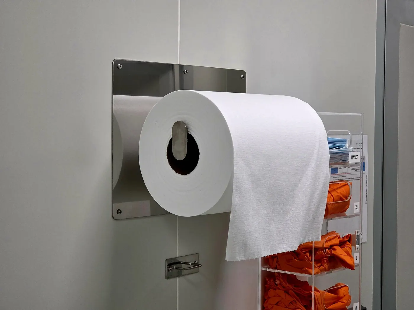 Inox stenski nosilec za krpe Sontara v uporabi v čistem prostoru